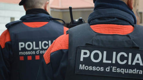 Imagen de archivo de dos agentes de los Mossos d'Esquadra / EUROPA PRESS