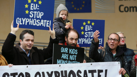 Activistas de Avaaz protestan en contra de la renovación de licencia del glifosato en Bruselas. EFE