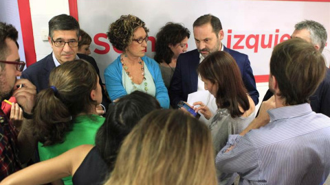 El secretario de Organización del PSOE, José Luis Ábalos (2d) y el secretario de Política Federal, Patxi López (i), durante una declaración sin preguntas ofrecida hoy en la sede socialista de Ferraz. | VÍCTOR LERENA (EFE)