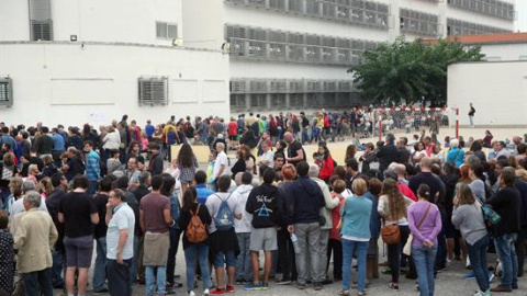 Numerosas personas hacen cola para votar el IES Antoni Martí i Franquès de Tarragona. Las sedes de los colegios "electorales" del 1-O están viviendo una mañana protagonizada por la incertidumbre, las actuaciones policiales y los votos telemáticos, en