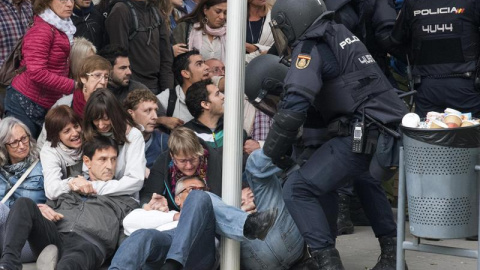 La Policía Nacional que ha requisado las urnas en el ambulatorio del barrio leridano de Cappont forcejea con unos ciudadanos . Las sedes de los centros de votación del 1-O en la ciudad de Lleida están viviendo una mañana protagonizada por la incertidu