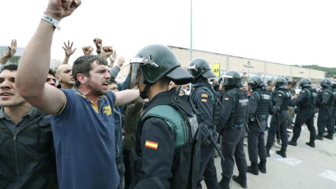 Incidentes en el exterior del Pabellón Deportivo municipal de Sant Julia de Ramis (Girona), en donde esta instalado un centro electoral en el que esta mañana tenía que votar el presidente de la Generalitat, Carles Puigdemont. EFE/Andreu Dalmau