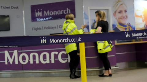 Personal del aeropuerto británico de Birmingham en los mostradores de la aerolínea Monarch, vacíos. REUTERS/Darren Staples