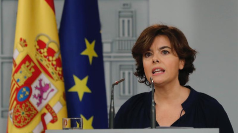 La vicepresidenta del Gobierno, Soraya Sáenz de Santamaría, durante la rueda de prensa en la que ha pedido a la Generalitat y a los partidos que la componen que cese ya en su "irresponsabilidad" y pare la "farsa" de referéndum. EFE/Angel Díaz