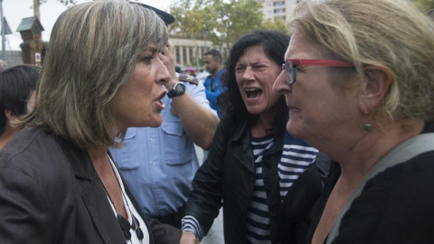 La alcaldesa de L'Hospitalet de Llobregat, Núria Marín (PSC), se enfrenta a una vecina que quería votar en el centro de Secundaria Can Vilumara. EFE/Quique García