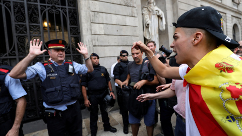 Un manifestante grita a un Mosso d'Esquadra frente al Ayuntamiento de Barcelona. REUTERS/Susana Vera