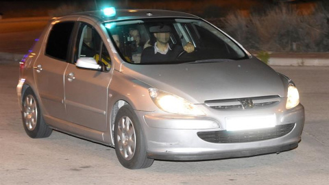 El coche que transporta a Forcadell llega a la cárcel de Alcalá-Meco. EFE/ FERNANDO VILLAR