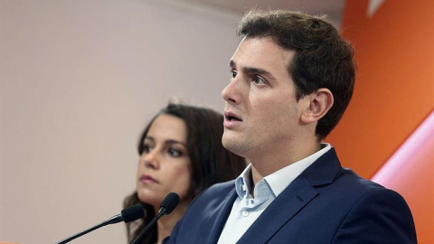 Fotografía facilitada por Ciudadanos de su presidente Albert Rivera durante la rueda de prensa ofrecida esta tarde en Barcelona para valorar la jornada del referéndum independentista ilegal del 1 de octubre en Cataluña. EFE