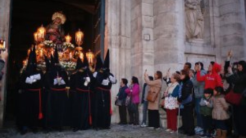 La jerarquía católica instrumentaliza la eclosión del movimiento cofrade para maquillar el declive religioso