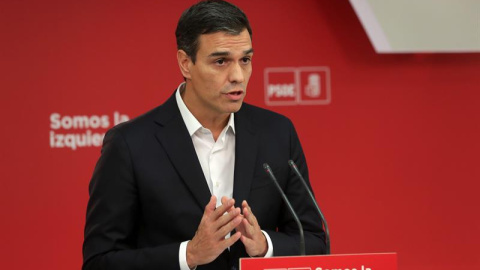 El secretario general del PSOE, Pedro Sánchez, durante la declaración en la sede de su partido, en Madrid, para valorar la jornada vivida en Cataluña a causa del referéndum ilegal. EFE/Zipi