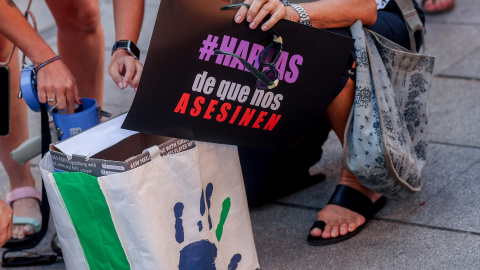 Varias personas protestan contra la violencia de género, en la plaza de Callao, a 20 de julio de 2023, en Madrid (España).