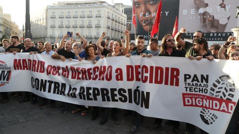 Cabecera de la concentración por el derecho a decidir que ha tenido lugar esta tarde de la madrileña Puerta del Sol. EFE/JJ Guillén