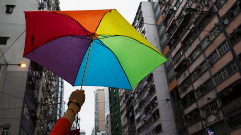 Paraguas con los colores del arcoíris mientras se celebra el Desfile del Orgullo LGBT en Hong kong. / Reuters