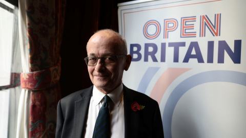 El exembajador británico en la UE, John Kerr, posa tras una conferencia en Londres. REUTERS/Simon Dawson