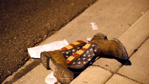 Un par de botas vaqueras abandonadas en la calle tras el tiroteo en Las Vegas que ha provocado medio centenar de muertos, en la peor matanza masiva en EEUU. REUTERS/Las Vegas Sun/Steve Marcus