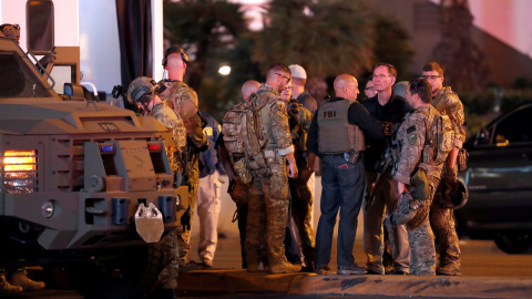 Agentes del FBI frente al hotel-casino Tropicanam, de Las Vegas, tras el tiroteo en el que han muerto medio centenar de personas. REUTERS/Las Vegas Sun/Steve Marcus