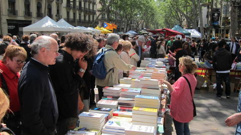 Parades de llibres a les Rambles de Barcelona per la Diada de Sant Jordi / Arxiu EUROPA PRESS