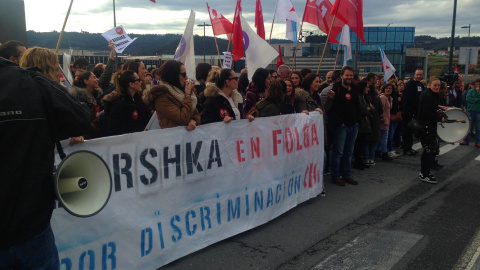 Las trabajadoras de las tiendas de Bershka, concentradas delanta de la sede de Inditex, en Arteixo (A Coruña). J.O.