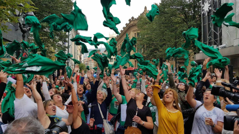 Trabajadoras de las residencias vizcaínas celebran el fin de la huelga./ ELA