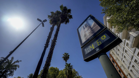 06/08/2023 - Un termómetro situado en el centro de Córdoba marca 46 grados centígrados este domingo.