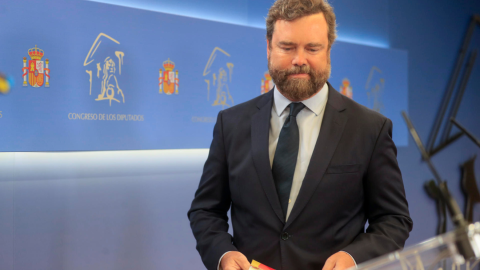 El portavoz de Vox en el Congreso, Iván Espinosa de los Monteros, ofrece una rueda de prensa en el Congreso de los Diputados en Madrid, este martes