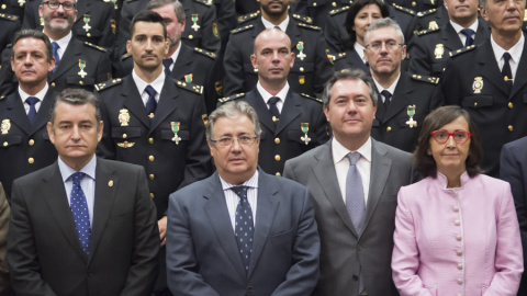 El Ministro del Interior, Juan Ignacio Zoido, con el delegado del Gobierno en Andalucía, Antonio Sanz, el alcalde de Sevilla, Juan Espadas, y la consejera de andaluza de Justicia e Interior, Rosa Aguilar, junto a otras autoridades y los condecorados en l