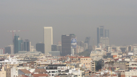 Vista general de Madrid en la que se aprecia la nube de contaminación que cubre el cielo de la capital./EUROPA PRESS