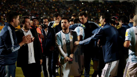 Messi es felicitado por sus compañeros tras el partido contra Ecuador. | JOSÉ JÁCOME (EFE)