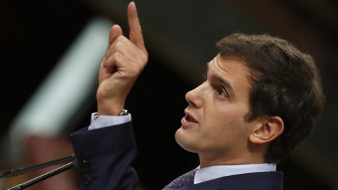 El líder de Ciudadanos, Albert Rivera, durante su intervención en el pleno del Congreso en el que comparece el presidente del Gobierno, Mariano Rajoy, para dar cuenta de la situación en Cataluña. EFE/Javier Lizón