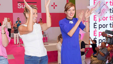 Yolanda Díaz (i) y Marta Lois (d), en un acto de la campaña electoral, en el complejo deportivo de As Travesas, a 14 de julio de 2023, en Vigo, Pontevedra, Galicia (España)