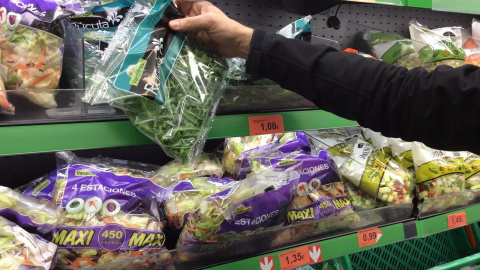 Bolsas de verduras en un supermercado. E.P.