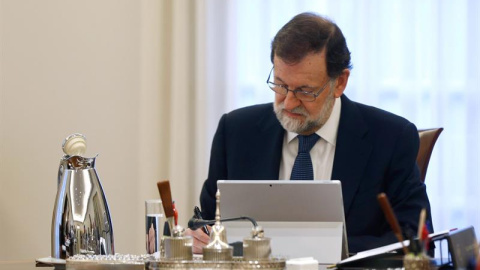 El presidente del Gobierno, Mariano Rajoy, durante la reunión extraordinaria del Consejo de Ministros. /EFE