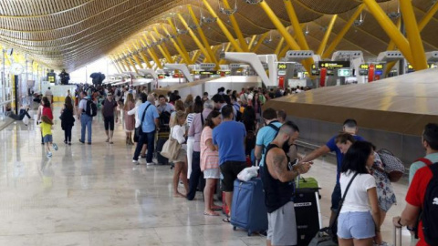 Numerosos viajeros se disponen a coger un avión en el aeropuerto de Barajas. | EFE