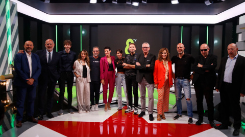 Fotografia de família amb els màxims responsables de 8TV i els principals presentadors de la temporada