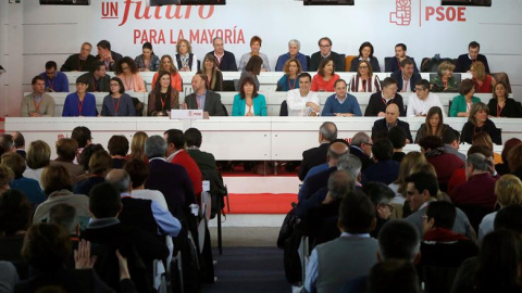 El secretario general del PSOE, Pedro Sánchez (5d), y los miembros de su Ejecutiva durante la reunión del Comité Federal hoy en Madrid, una cita determinante para ver su margen de negociación para intentar conformar una mayoría de gobierno, en el que