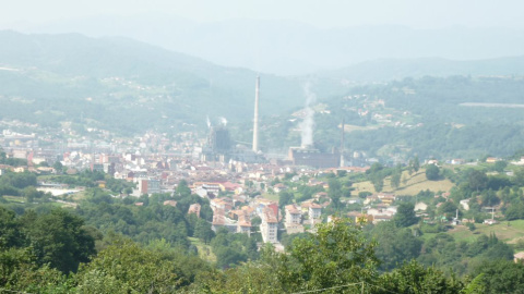 Vista de La Felguera, con la central térmica de Lada al fondo, en Asturias