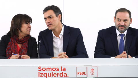 El secretario general del PSOE, Pedro Sánchez, junto a la presidenta del partido, Cristina Narbona, y el secretario de Organización, José Luis Ábalos, durante la reunión de la Comisión Ejecutiva Federal en la sede de Ferraz, para analizar la situaci