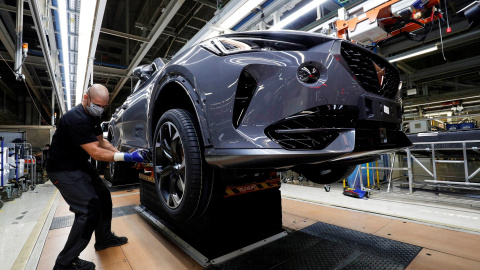 Un trabajador en la cadena de montaje de la planta de Seat en Martorell (Barcelona), ensamblado un vehículo del modelo Formentor. REUTERS/Albert Gea