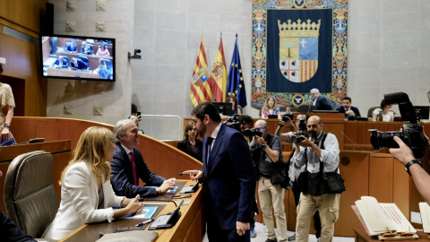 El candidato del PP a la Presidencia de Aragón, Jorge Azcón, conversa con el cabeza de lista y portavoz de Vox, Alejandro Nolasco, durante la sesión constitutiva de la XI Legislatura de las Cortes de Aragón, en el Palacio de la Aljafería. E.P./Fabiá