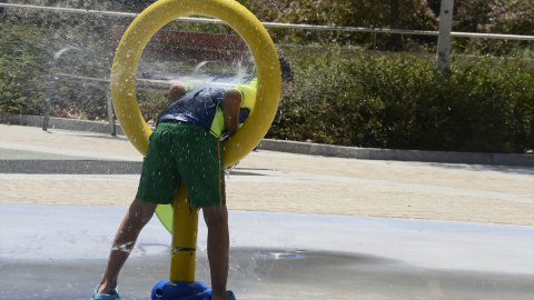 Un niño juega en el parque do Cruceiro, a 8 de agosto de 2023, en Ourense, Galicia.