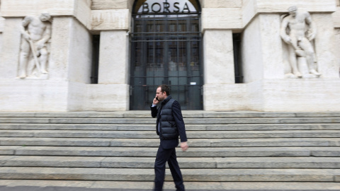 Un hombre habla por su móvil delante de la entrada de la  Bolsa de Milán. REUTERS/Claudia Greco