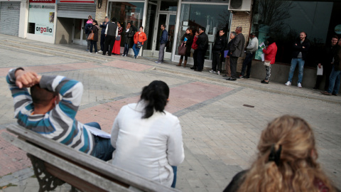 Un grupo de personas hace cola en una oficina del Servicio Público de Empleo de la Comunidad de Madrid. REUTERS