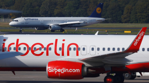 Un avión de Lufthansa cerca de otro aparato de Air Berlin en el aeropuerto berlinés de Tegel. REUTERS/Hannibal Hanschke