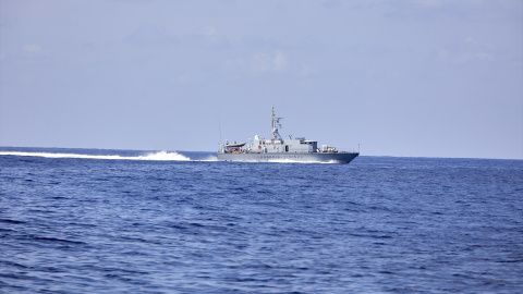 Un barco de la Guardia di Finanza italiana navega con personas rescatadas a bordo, a 8 de septiembre de 2021, a 10 millas de la Lampedusa (Italia).