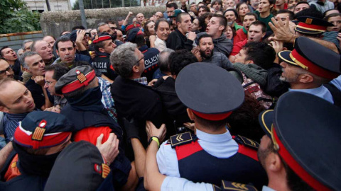 Agentes de los Mossos ante el colegio electoral en que está empadronado el vicepresidente catalán, Oriol Junqueras, durante el 1-O. EFE