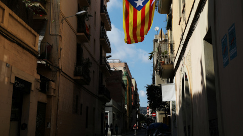 Una estelada en un balcón de Barcelona. REUTERS/Susana Vera