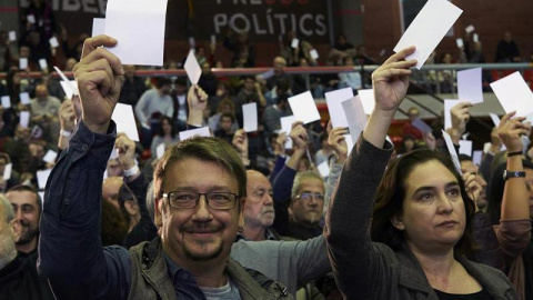 El cabeza de lista de los comunes, Xavier Domènech y La alcaldesa de Barcelona, Ada Colau, durante la asamblea de Catalunya en Comú que vota hoy su lista electoral para las elecciones catalanas del 21-D en coalición con Podem.