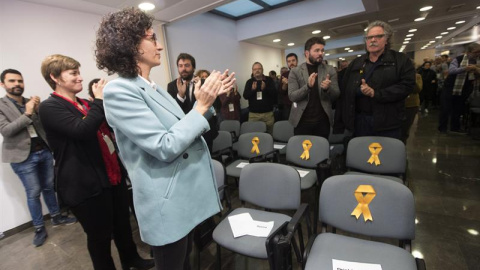 La secretària general d'ERC, Marta Rovira, en primer terme, en el Consell Nacional del partit d'aquest dissabte, que ha deixat buides les cadires corresponents als consellers del partit empresonats. EFE