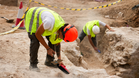 Operaris de l'excavació on s'han trobat les restes de la muralla moderna i el convent de Sant Francesc