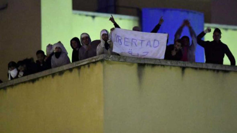 Un grupo de internos del CIE de Aluche protesta en la azote del centro en octubre de 2016.- EFE